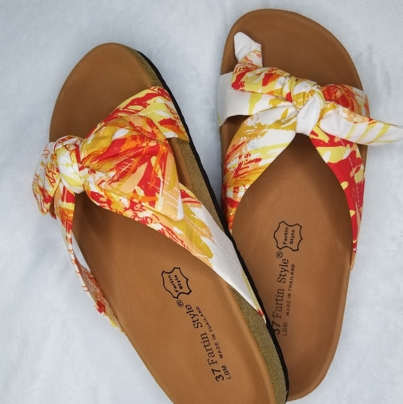 Shoes - NWOT Sandals with bow accent